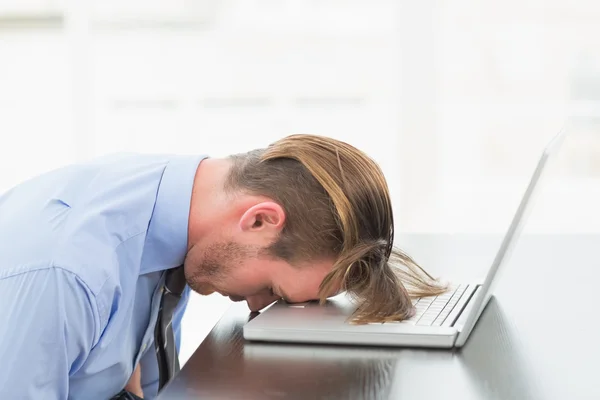 Biznesmen spania na swoim laptopie — Zdjęcie stockowe