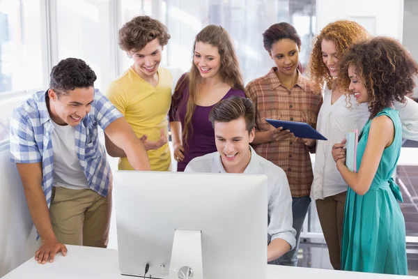 Studenter arbetar i datasal — Stockfoto