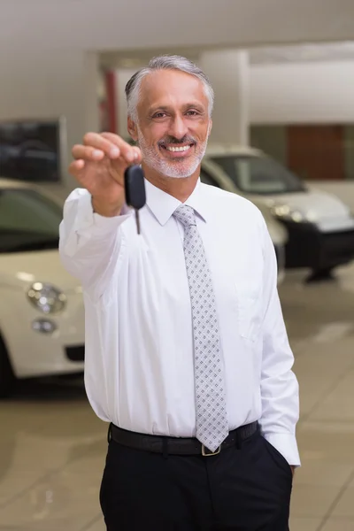 Säljare erbjuder bilnycklar — Stockfoto