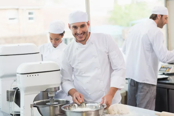 Kameraya gülümseyen mutlu baker — Stok fotoğraf