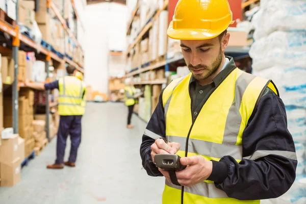 Fokussierter Arbeiter mit gelber Weste und Handheld — Stockfoto