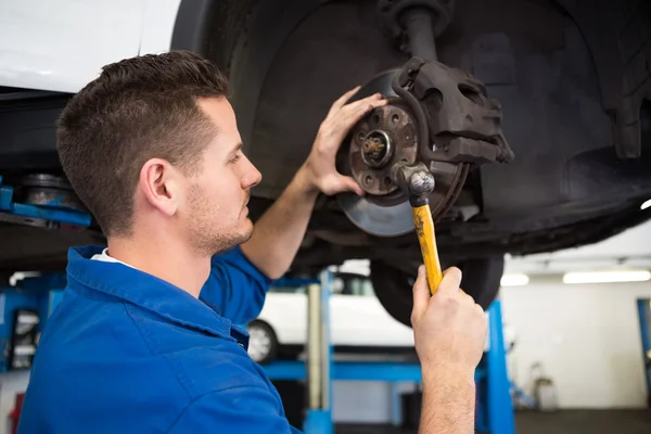 Focused mechanic adjusting the wheel — Stock Photo, Image