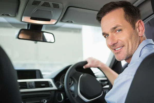 Donna sorridente sul sedile del conducente — Foto Stock