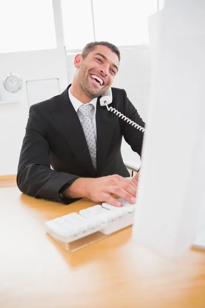Lachende zakenman werken — Stockfoto
