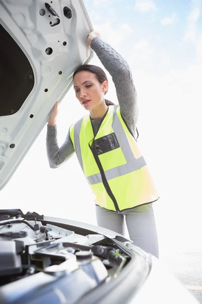 動揺の女性が彼女の車のエンジンをチェック — ストック写真