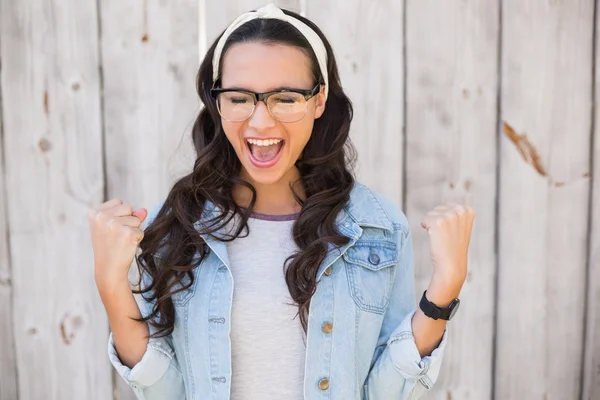 Hübscher Hipster jubelt und lächelt — Stockfoto