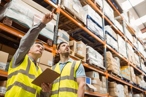 Warehouse manager and foreman working together — Stock Photo, Image