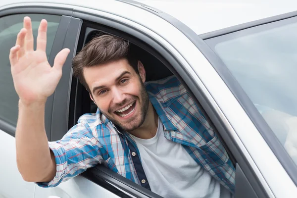 Jovem sorrindo e acenando — Fotografia de Stock