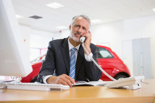 Boos zakenman maken van een telefoongesprek — Stockfoto