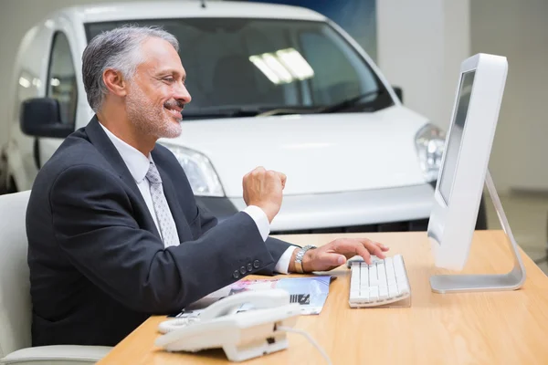 Uomo d'affari sorridente utilizzando il suo computer portatile — Foto Stock