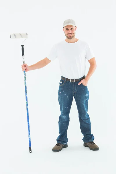 Hombre seguro sosteniendo rodillo de pintura —  Fotos de Stock