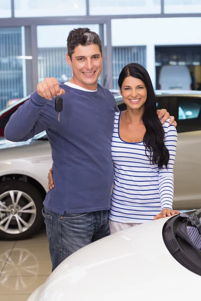 Casal segurando sua chave do carro novo — Fotografia de Stock