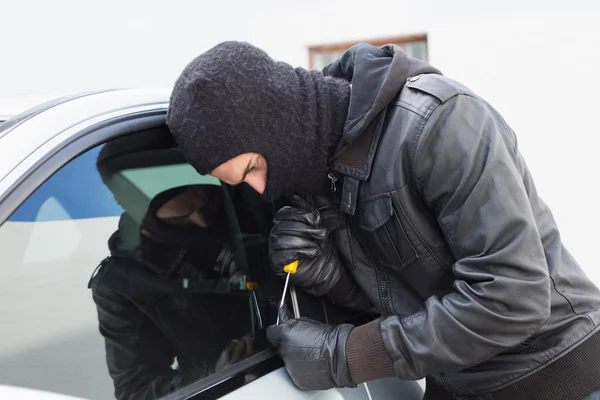 Betörni egy autó tolvaj — Stock Fotó