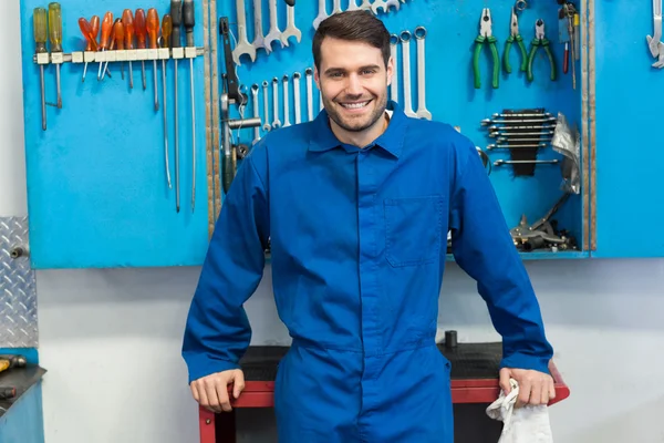 Lachende mechanic camera kijken — Stockfoto