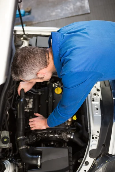 Mecánico examinando bajo el capó del coche —  Fotos de Stock