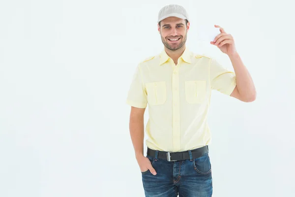Homem de entrega feliz segurando cartão em branco — Fotografia de Stock