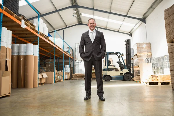 Magazijnbeheerder met handen in zak — Stockfoto