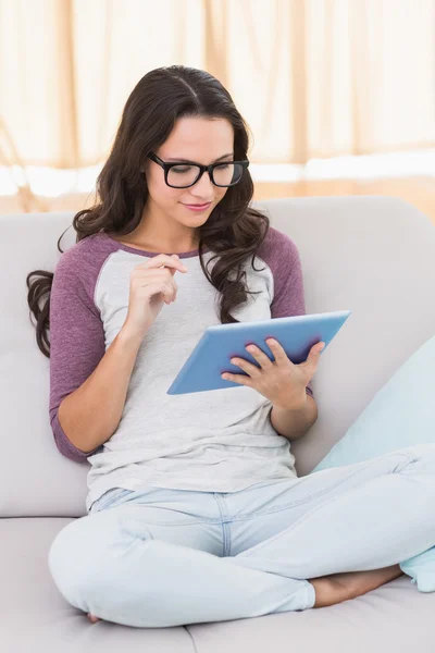 Bella bruna usando il suo tablet — Foto Stock