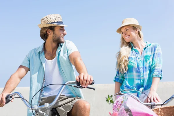 Söt par på en cykeltur — Stockfoto