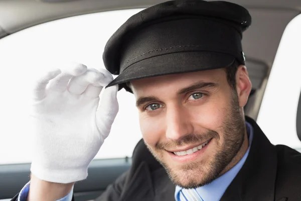 Beau chauffeur souriant à la caméra — Photo