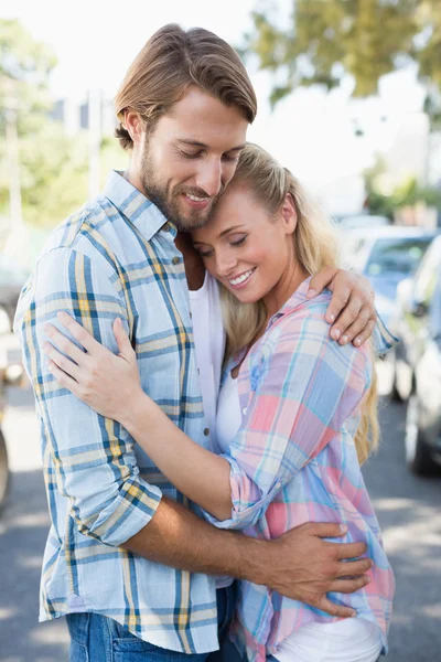 Attraktives Paar steht und umarmt — Stockfoto