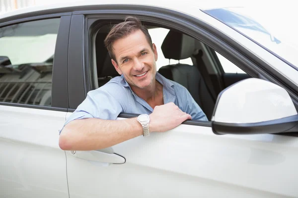 Schöner Mann lächelt in die Kamera — Stockfoto