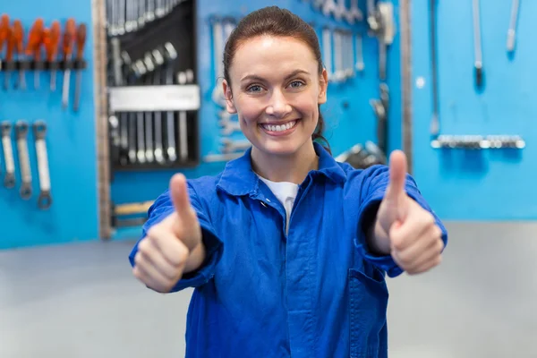 Lachende mechanic camera kijken — Stockfoto