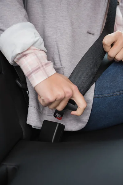 Vrouw haar dragen van de veiligheidsgordel te zetten — Stockfoto