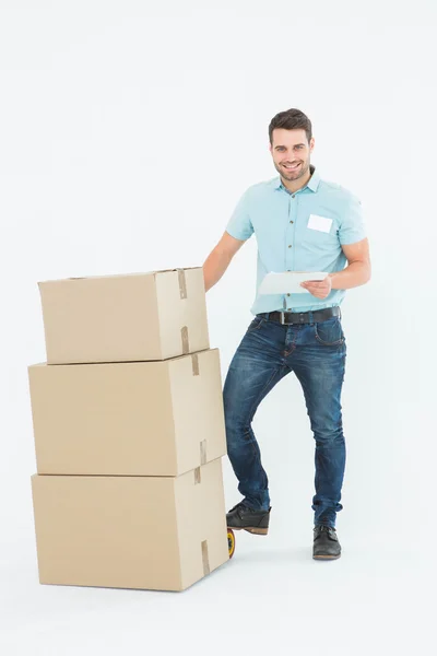 Entrega homem com caixas de papelão — Fotografia de Stock