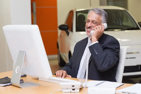 Empresario usando portátil en el teléfono — Foto de Stock