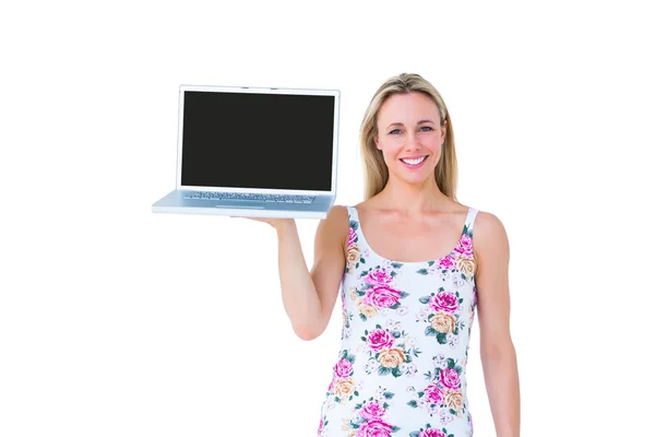 Leende blondin hålla laptop — Stockfoto