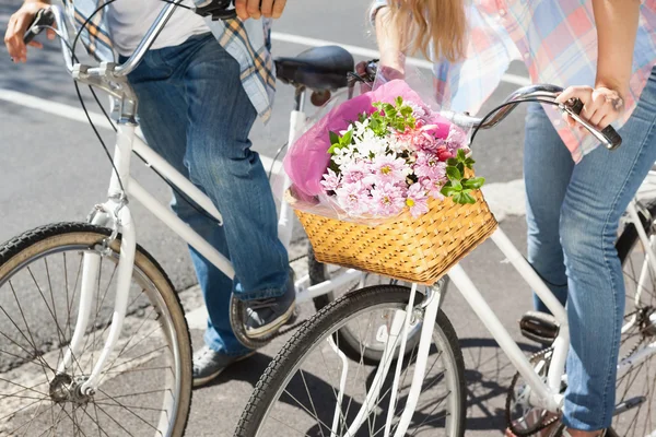 自転車に乗ってお似合いのカップル — ストック写真