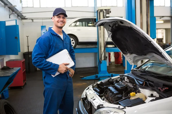 Lachende mechanic houden een Klembord — Stockfoto