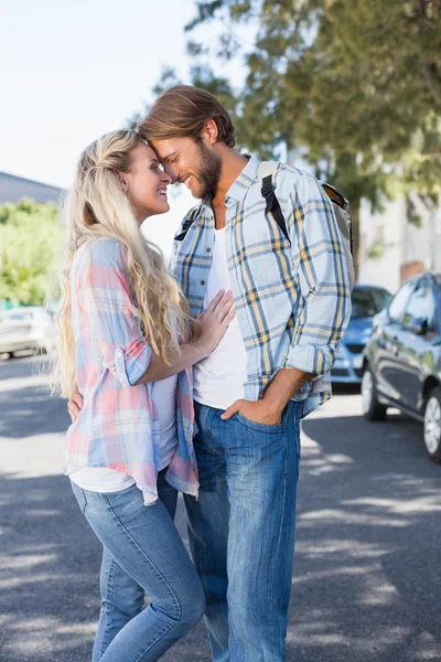 Atractiva pareja de pie y abrazos — Foto de Stock