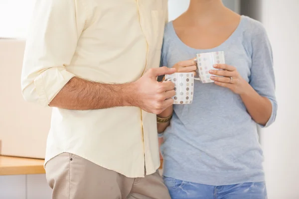 Young couple smiling at camera — Stock Photo, Image