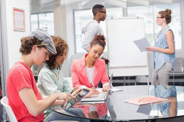 Studenti di moda che lavorano in squadra — Foto Stock