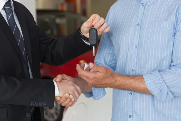 Empresário dando chave de carro — Fotografia de Stock