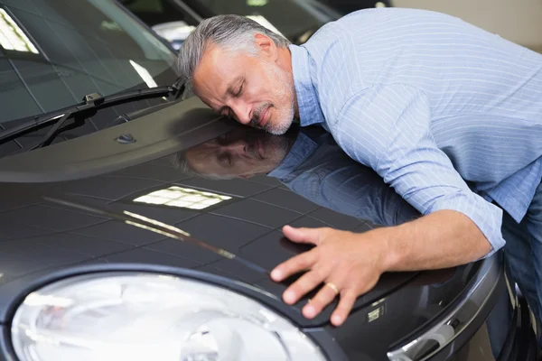 Homem abraçando em um carro — Fotografia de Stock