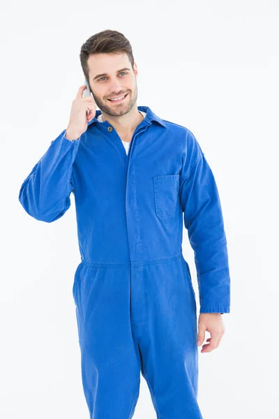 Male mechanic using mobile phone — Stock Photo, Image