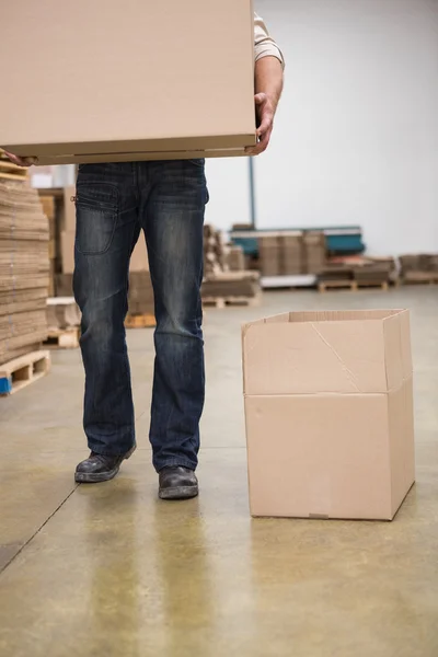 Worker with box in warehouse — Stock Photo, Image