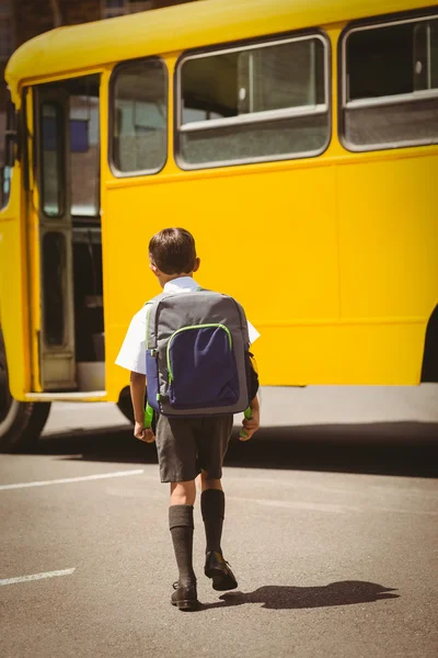 Aluno bonito caminhando para o ônibus escolar — Fotografia de Stock