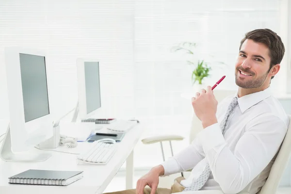 Uomo d'affari felice utilizzando il suo computer — Foto Stock