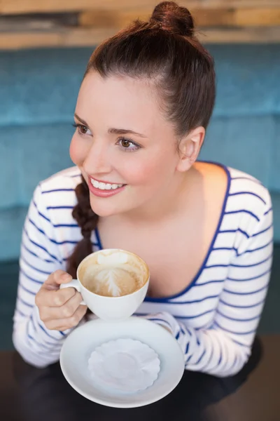 Jonge vrouw met een cappuccino — Stockfoto