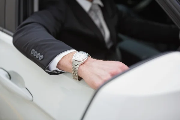 Närbild på affärsman bära en klocka — Stockfoto