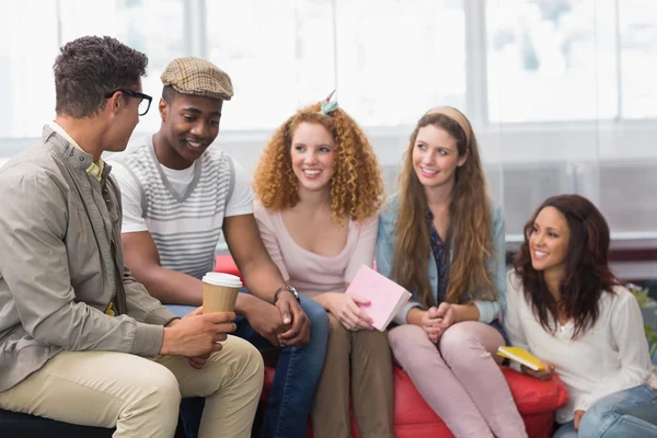 Estudantes de moda conversando e sorrindo — Fotografia de Stock