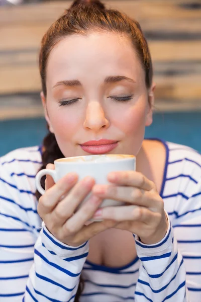 Młoda kobieta o cappuccino — Zdjęcie stockowe