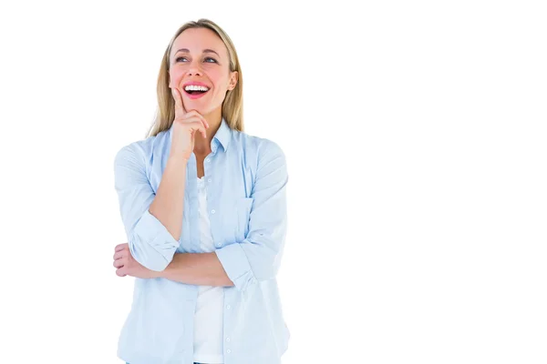 Mulher loira em roupas casuais sorrindo — Fotografia de Stock