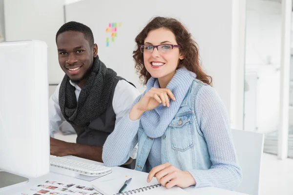 Collega's met behulp van computermonitor — Stockfoto