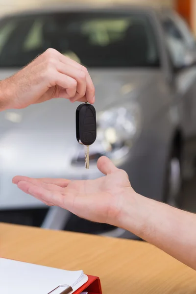 Satıcı müşteri araba anahtarları verilmesi — Stok fotoğraf