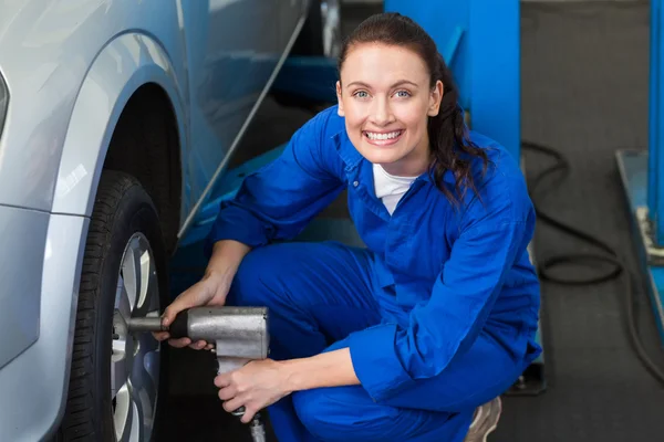 Mechanic adjusting the tire wheel — Stock Photo, Image